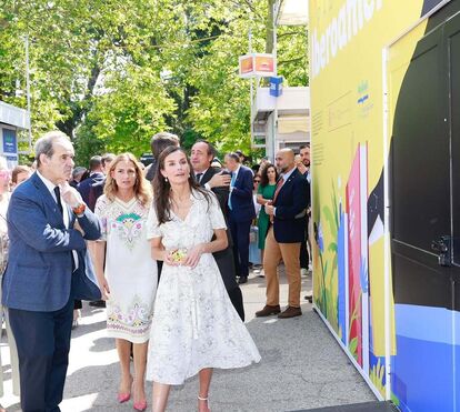 Leve e fresca! Letizia rende-se à Primavera com vestido floral Hugo Boss