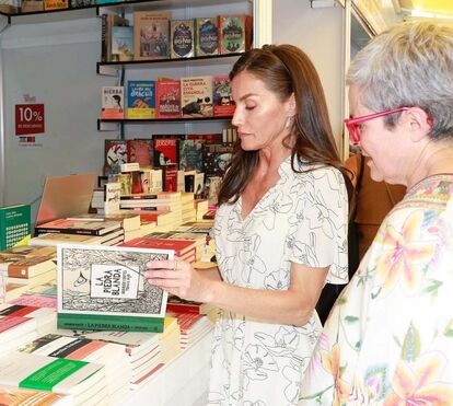 O vestido floral Hugo Boss com que Letizia brilhou na Feira do Livro de Madrid
