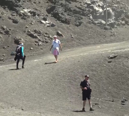 Depois do pânico com a erupção de segunda-feira, turistas regressam a um Monte Etna mais apaziguado
