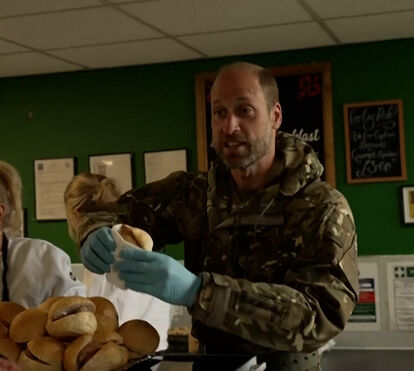 Na primeira visita de William como coronel-chefe, príncipe de Gales serviu pequeno-almoço a militares e famílias