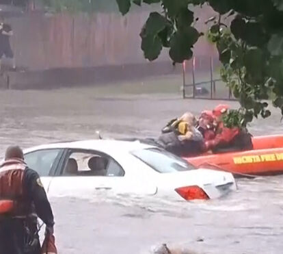 Mulher presa no carro é resgatada pelos bombeiros durante enxurrada nos EUA