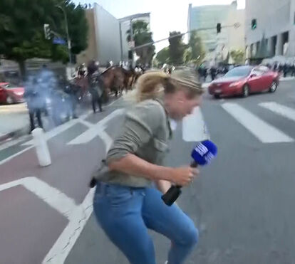 Repórter australiana é atingida por bala de borracha enquanto cobria protestos em Los Angeles
