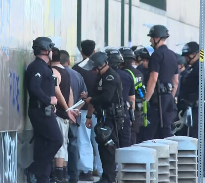 Guarda Nacional detém manifestantes que protestam contra rusgas de imigração em Los Angeles