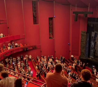 No meio de todas as polémicas, Donald Trump é vaiado e aplaudido à chegada ao musical 'Os Miseráveis'