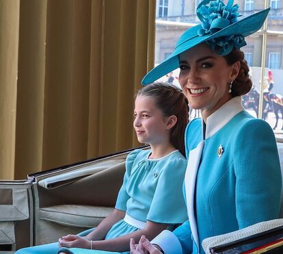 Encantadoras! Com looks a condizer, Kate Middleton e a filha brilham em evento real