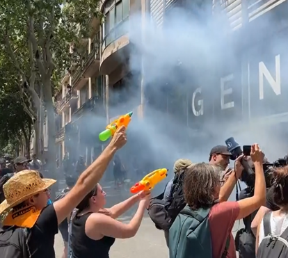 Em Barcelona, as pistolas de água tornaram-se o símbolo da luta contra o turismo em excesso