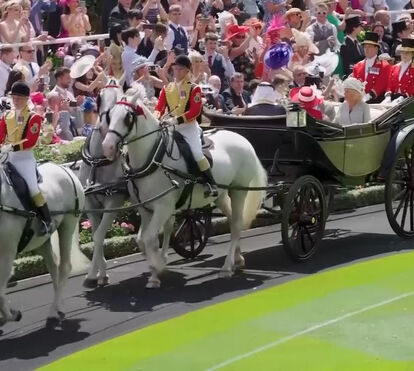 A chegada do rei Carlos III de Inglaterra ao Royal Ascot
