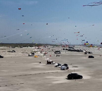 Papagaios de papel de diferentes cores e formatos sobrevoam a ilha dinamarquesa de Fano