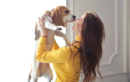 Mulher cuida da saúde do seu cão, seguindo três dicas essenciais