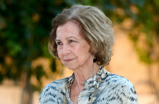 Rainha Sofia enfrenta tempos difíceis devido a confissões sobre Juan Carlos e doença da irmã.
