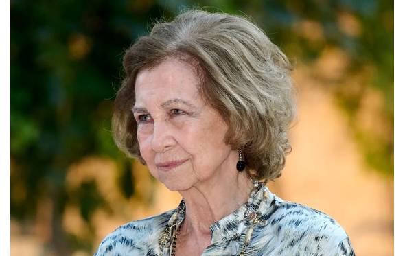 Rainha Sofia enfrenta tempos difíceis devido a confissões sobre Juan Carlos e doença da irmã.
