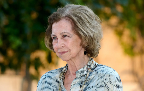 Rainha Sofia enfrenta tempos difíceis devido a confissões sobre Juan Carlos e doença da irmã.
