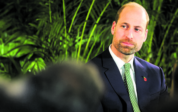 O príncipe William num evento, usa fato e gravata