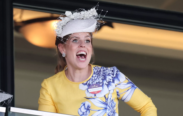 Princesa Beatrice em Royal Ascot, num momento de romance com Edoardo Mapelli Mozzi