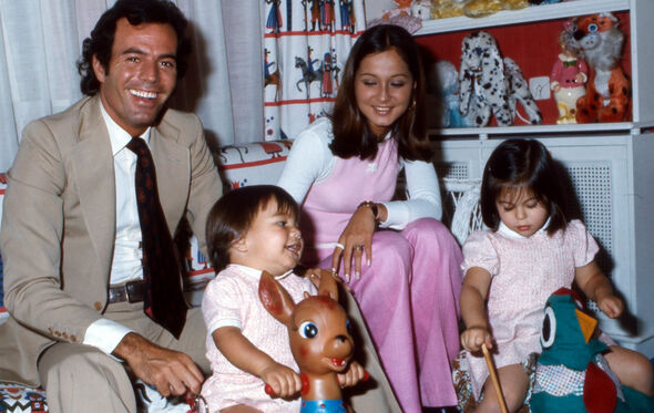 Biografia revela segredos de Julio Iglesias, entre casamentos, escândalos e solidão