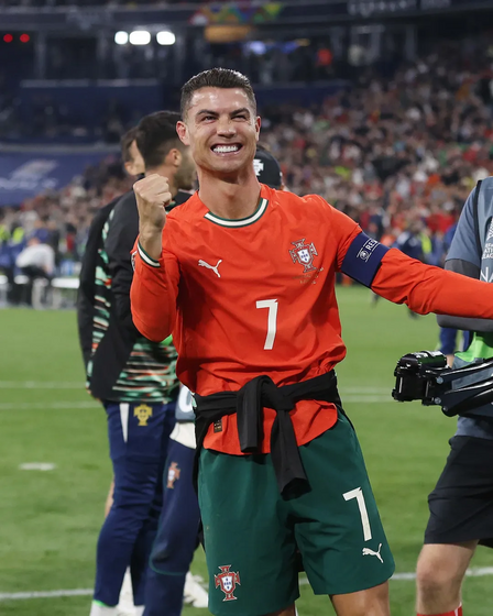 Cristiano Ronaldo festeja golo na final da Liga das Nações.

