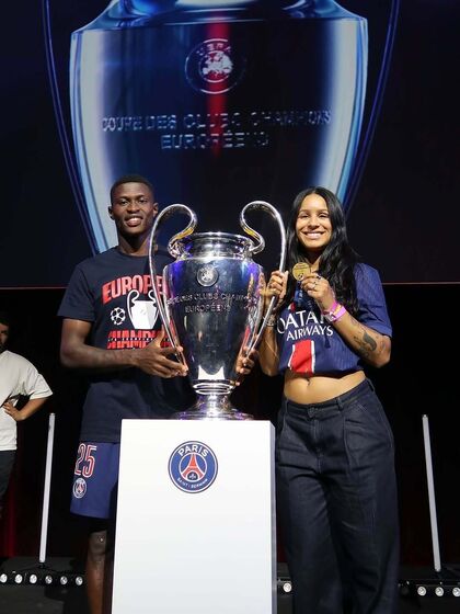 Jogadores do Paris Saint-Germain exibem a taça da Liga dos Campeões