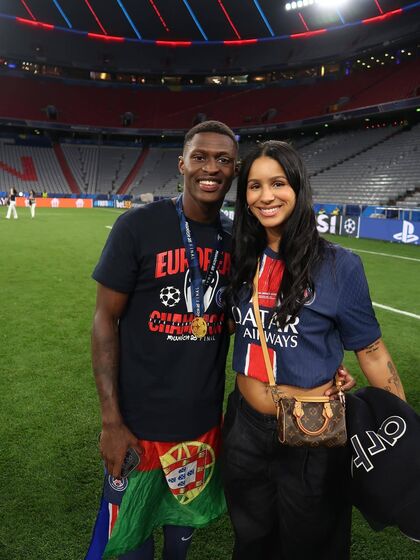 Nuno Mendes e Thalyta Silva celebram mais um título do craque português.
