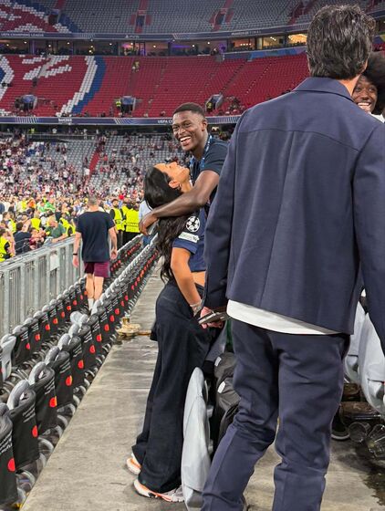 Nuno Mendes celebra conquistas com Thalyta Silva após a Liga dos Campeões