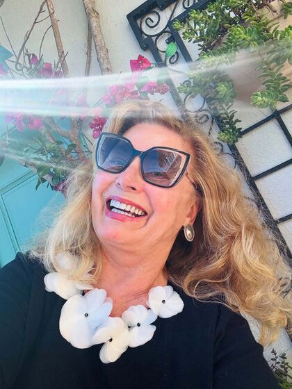 Vera Fischer surge radiante, sem maquilhagem e sem filtros, mantendo o seu estatuto de beleza no Brasil
