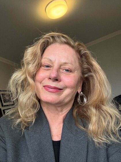 Vera Fischer surge sem maquilhagem, mostrando a sua beleza natural