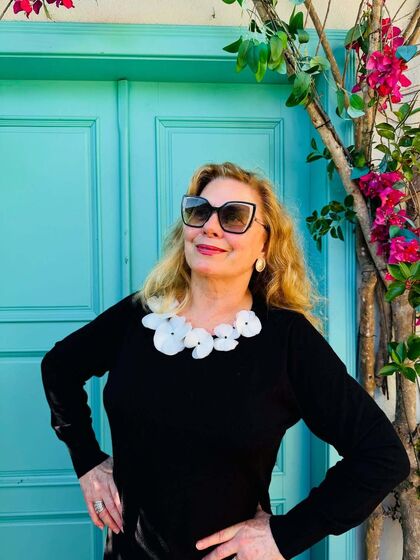 Vera Fischer surge natural e sem artifícios, revelando beleza autêntica.
