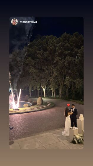 Casal celebra enlace matrimonial com fogo de artifício num jardim