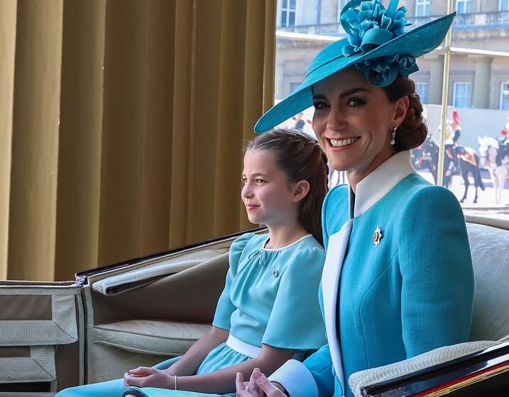 Kate Middleton e a filha Charlotte em evento real em Londres.

