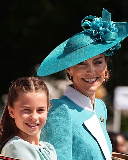 Kate Middleton e a filha Charlotte juntas no Trooping the Colour, em Londres.
