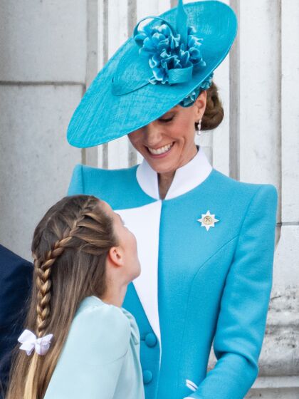 Princesa Charlotte encanta ao lado da mãe, Kate Middleton