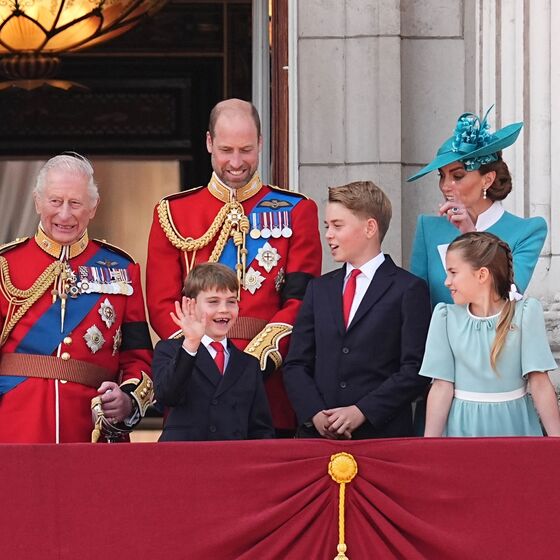 Família real reunida no Palácio de Buckingham no evento Trooping The Colour