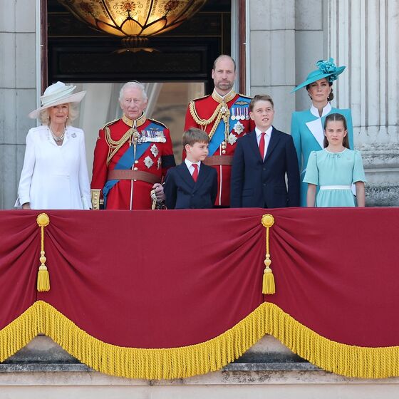 Família real britânica reunida na varanda do Palácio de Buckingham no Trooping the Colour