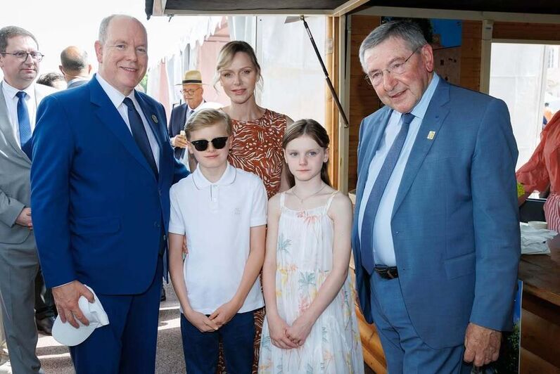 Alberto e Charlene do Mónaco com os filhos Jacques e Gabriella num evento dos Grimaldi