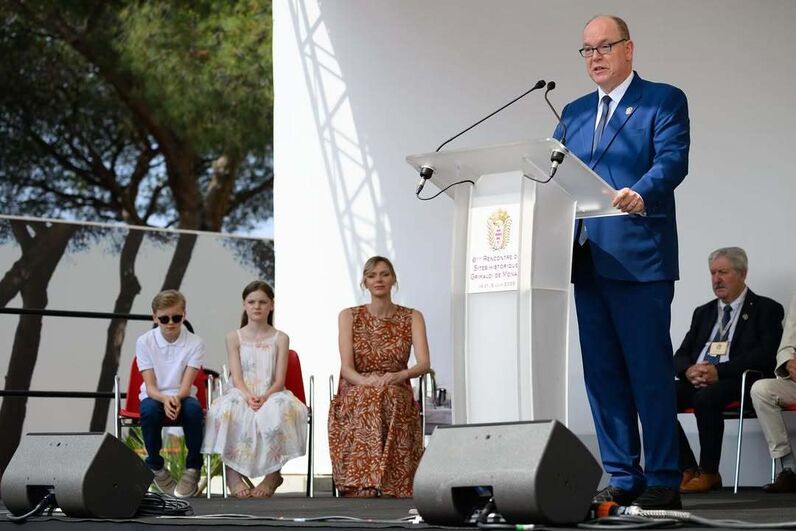 Alberto do Mónaco discursa com a família real presente