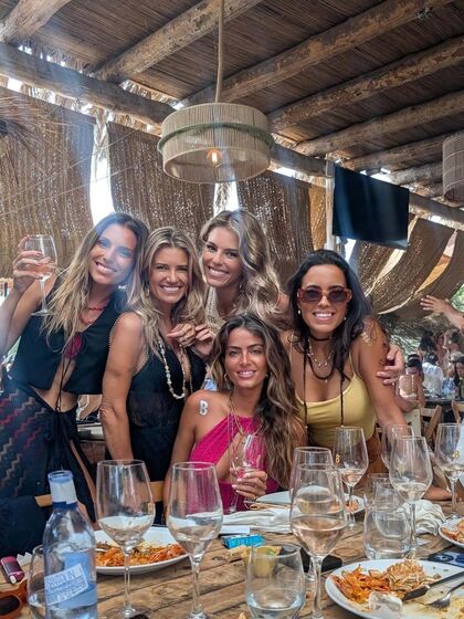 Pimpinha Jardim desfruta de férias com amigos em Formentera