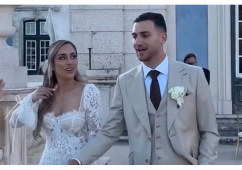 Diogo Dalot casou com Cláudia Pinto Lopes numa cerimónia elegante.
