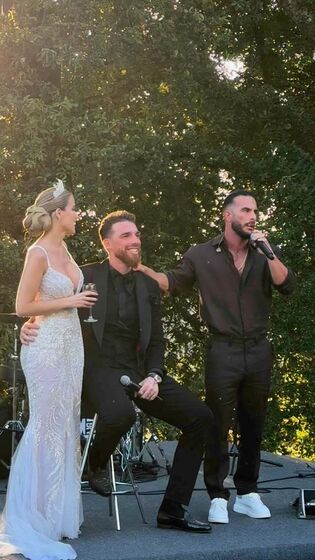 José Sá e Raquel Jacob celebram casamento num palácio com 'dress code' preto.
