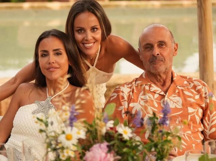 Carolina e Mariana Patrocínio com o pai em Menorca