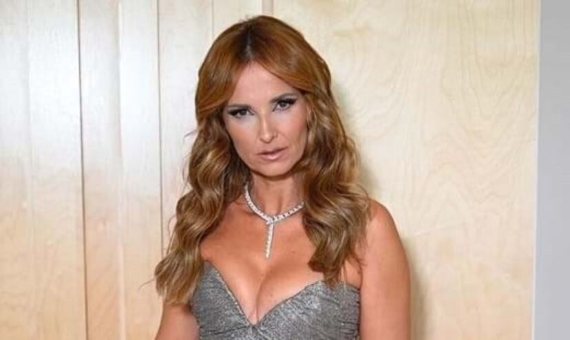 Cristina Ferreira surge com um vestido prateado e colar brilhante