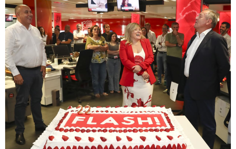 Equipa celebra 22 anos da revista Flash! em ambiente descontraído