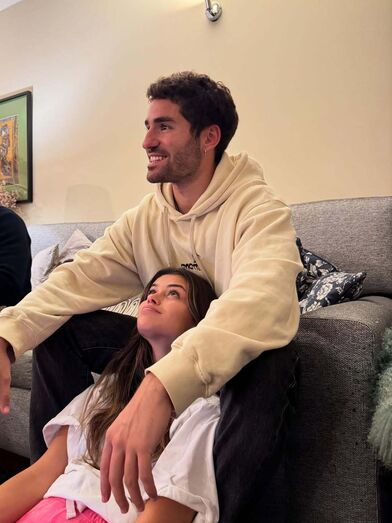 Casal demonstra afeto e descontração em momento de convívio