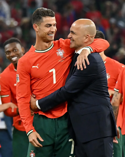 Cristiano Ronaldo celebra golo na Liga das Nações com o treinador, Roberto Martínez