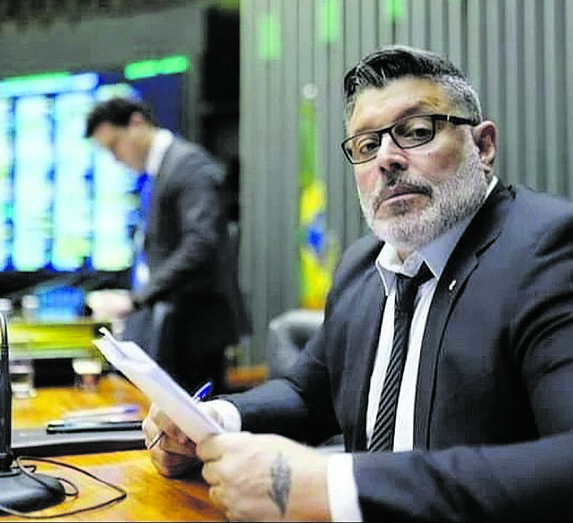 Deputado federal Nikolas Ferreira participa em sessão na Câmara dos Deputados
