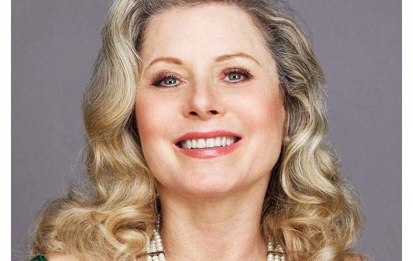 Vera Fischer surge sem maquilhagem e filtros, mostrando sua beleza natural