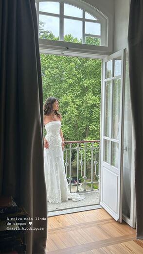 Maria Rodrigues, noiva, destaca-se num vestido branco elegante