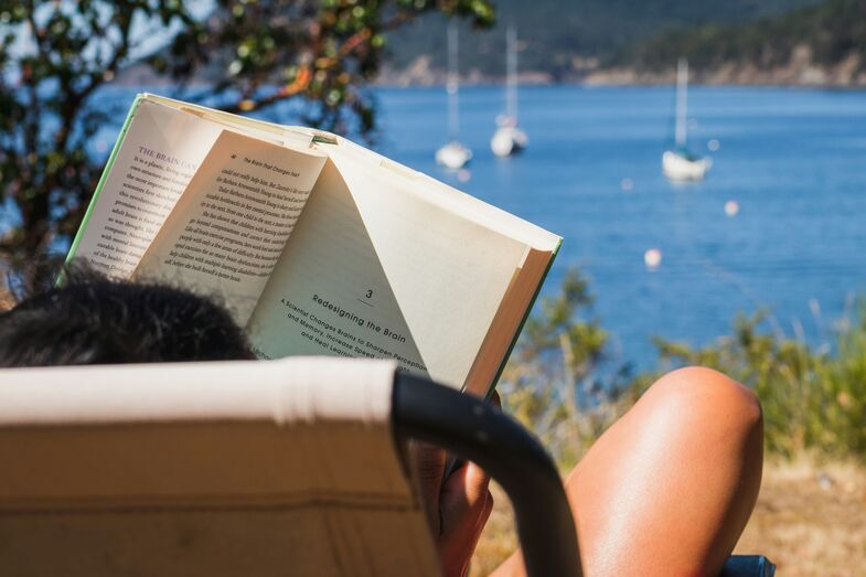 Leitura à beira-mar