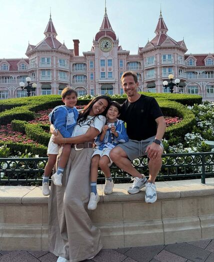 João Pereira e a família na visita à Disneyland Paris