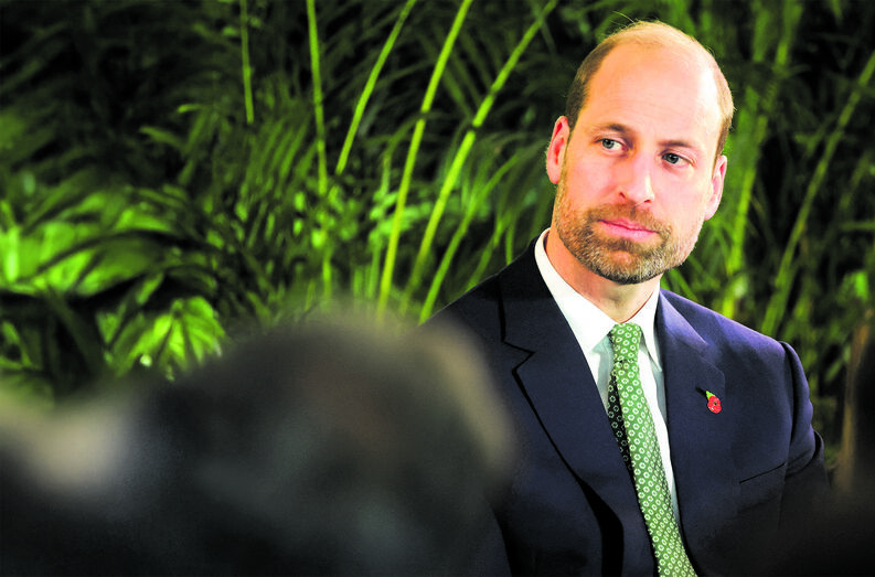 O príncipe William num evento, usa fato e gravata