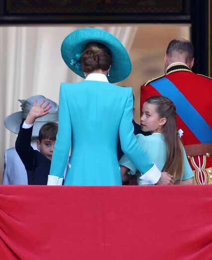 A princesa Charlotte encanta ao lado da família real no Trooping The Colour