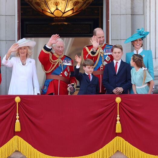 Família real britânica reunida no Palácio de Buckingham no evento Trooping The Colour